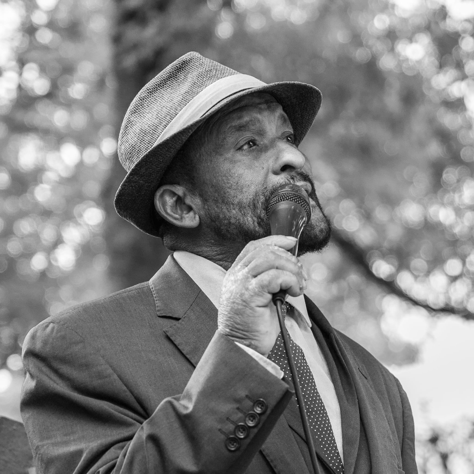 Dorian Johnstone performing